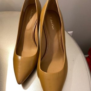 Beige heels like new. Nine West size 10